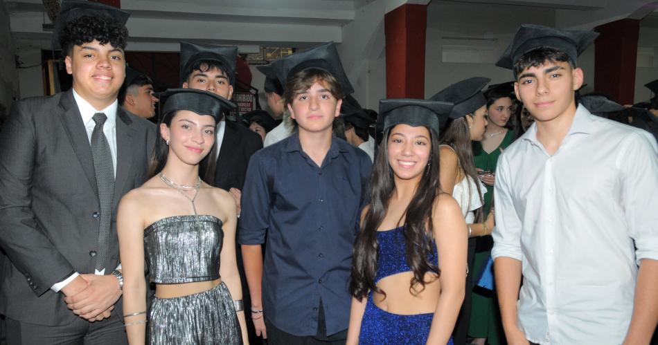 ASICANA VIVIOacute SU NOCHE DE EGRESADOS CON UN EMOTIVO ACTO