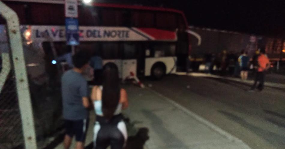 Imaacutegenes- La terrible escena del choque entre el tren y un colectivo