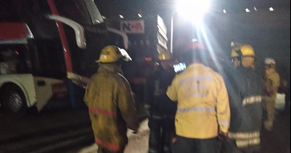 Imaacutegenes- La terrible escena del choque entre el tren y un colectivo