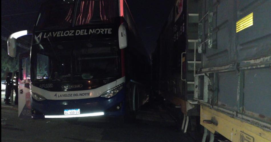 Brutal choque entre un colectivo y un tren en La Banda- Al menos seis heridos