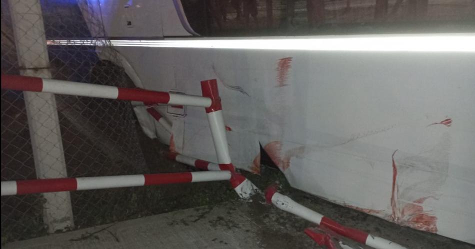 Brutal choque entre un colectivo y un tren en La Banda- Al menos seis heridos