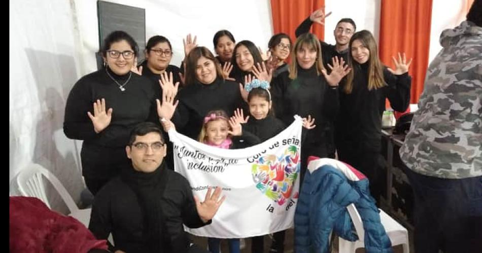 Coro de sentildeas necesita ayuda para entregar donaciones en el interior