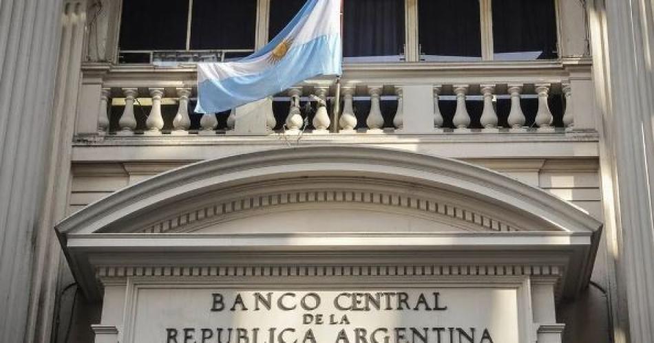 El Banco Central difundió nuevos lineamientos monetarios y cambiarios -  Acompañan al paquete de medidas económicas anunciadas ayer por Luis Caputo.