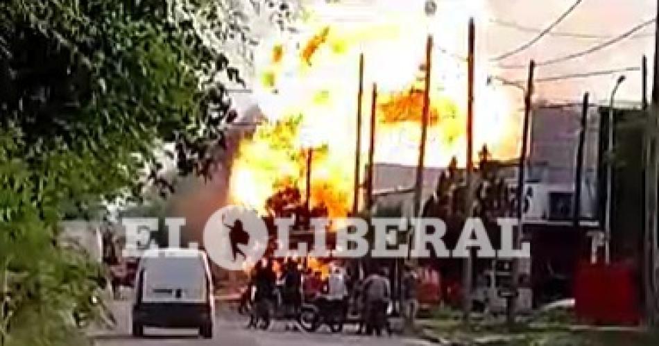 VIDEO Impactante explosioacuten en un depoacutesito de garrafas en Quimiliacute
