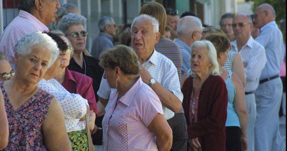 Ley Oacutemnibus- se suspende la movilidad jubilatoria y habraacute aumentos por decreto 