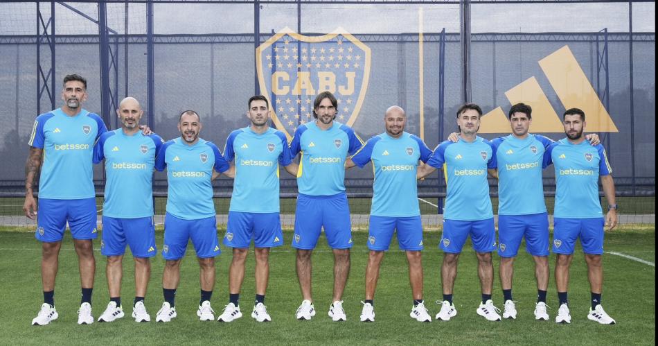Diego Martínez y su cuerpo técnico con la nueva ropa de Boca Juniors
