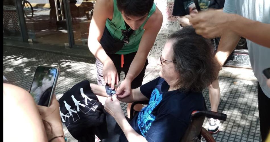 Charly Garciacutea salioacute a la calle en medio de rumores sobre su salud