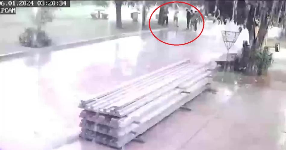 TERRIBLE VIDEO Asiacute fue el momento en el que el rayo impactoacute contra el joven