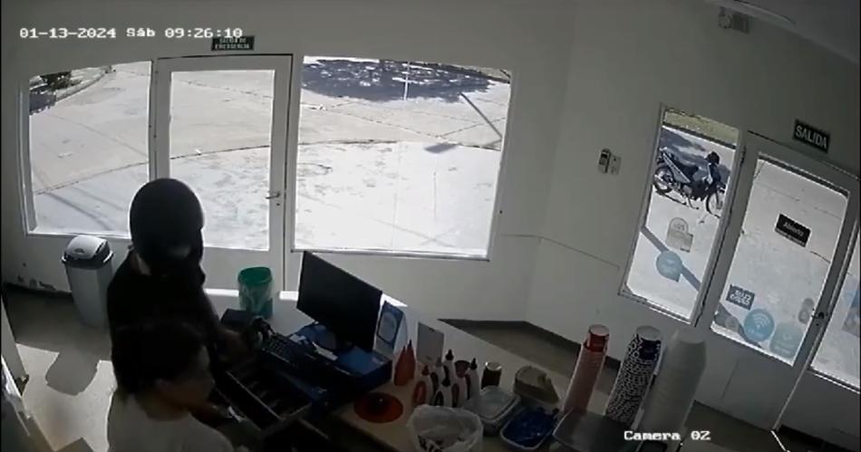 TERRIBLE VIDEO Motochorro quiso asaltar heladeriacutea y terminoacute detenido por la gente