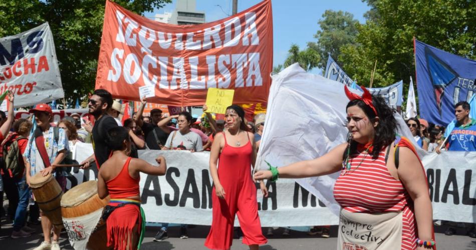 FOTOS Y VIDEO Masiva marcha de la CGT local contra el DNU y la ley oacutemnibus de Milei