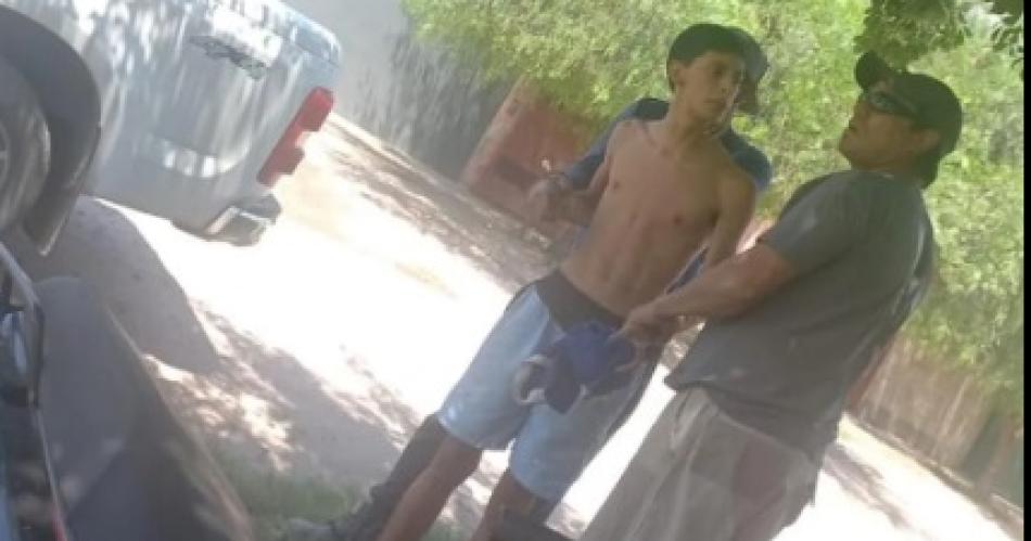 IMPUTADO El acusado fue detenido por los vecinos en horas del mediodía del domingo y ms tarde entregado a los funcionarios policiales