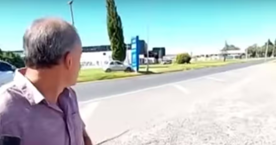 VIDEO Presentaban un toacutetem de traacutensito y un vehiacuteculo se lo llevoacute puesto