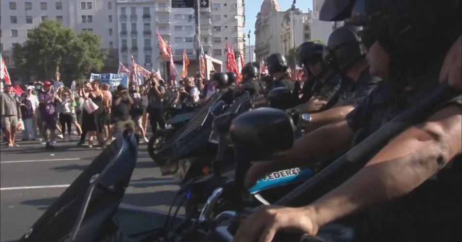 Incidentes entre la policiacutea y los manifestantes de izquierda que se oponen a la Ley Oacutemnibus