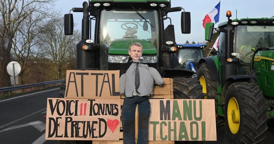 Agricultores franceses manteniacutean protestas y maacutes de 100 detenidos