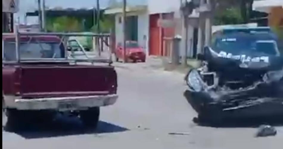 VIDEO- Fuerte colisioacuten entre un patrullero de la policiacutea y una camioneta
