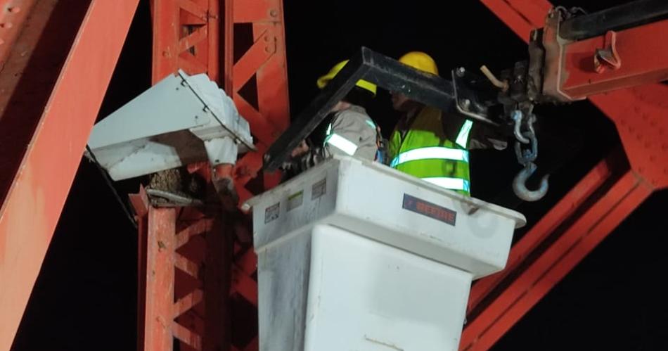 Reponen cableado y luminarias en el Puente Carretero