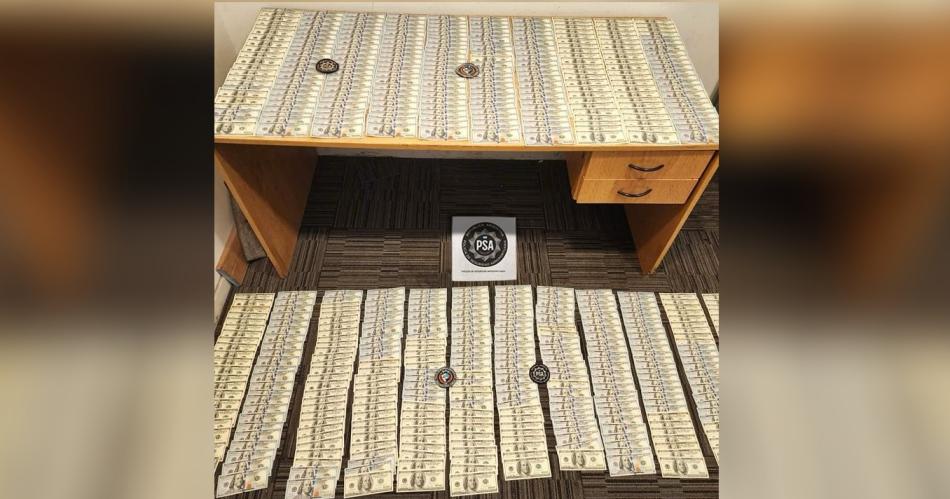 Un hombre intentoacute pasar una valija con 50000 doacutelares sin declarar