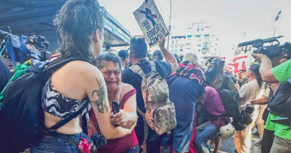 Incidentes en la marcha de los grupos de izquierda- manifestantes se enfrentan a la policía (Foto- TN Agustina Ribó)