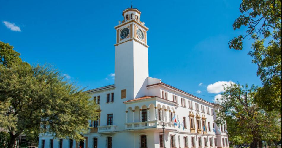 El Gobierno anuncioacute aumento salarial del 100-en-porciento- al baacutesico para la Adm Puacuteblica y un bono de 110 mil