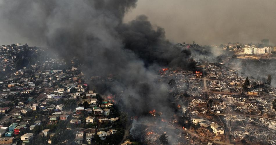Ascienden a maacutes de 60 los muertos por los incendios forestales en Chile