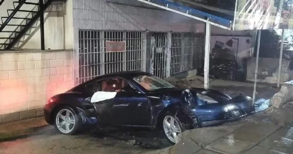 DAÑOS El vehículo quedó severamente dañado en su parte delantera