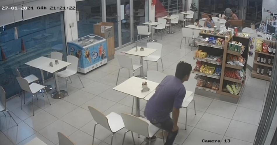 VIDEO- se roboacute un whisky de una estacioacuten de servicio y una caacutemara lo registroacute