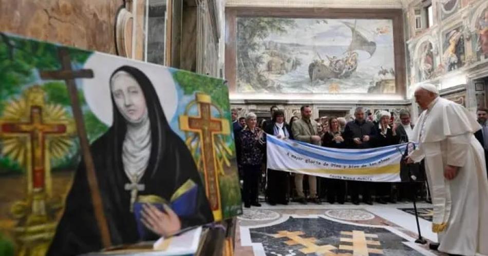 Francisco llevoacute desde cuando era arzobispo de Buenos aires una estampita de Mama Antula