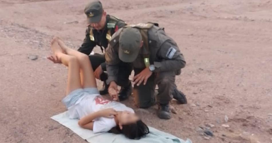 Gendarmes le salvaron la vida a una nena que se habiacutea descompensado y no podiacutea respirar