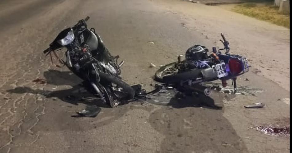 Cuatro heridos por brutal choque frontal de motos