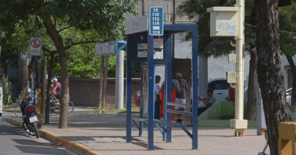 FOTOS- Bronca entre los usuarios por el paro de colectivos en Santiago del Estero