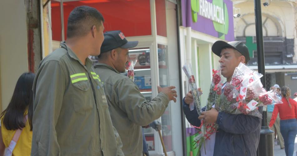 La grandeza del amor en la simpleza de una flor