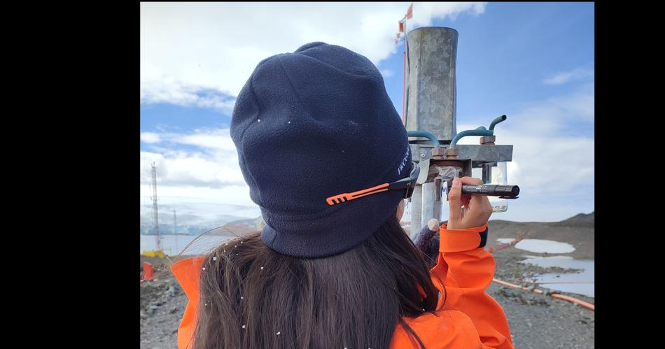 Bioacuteloga santiaguentildea investiga ecosistemas marinos y terrestres en la Antaacutertida