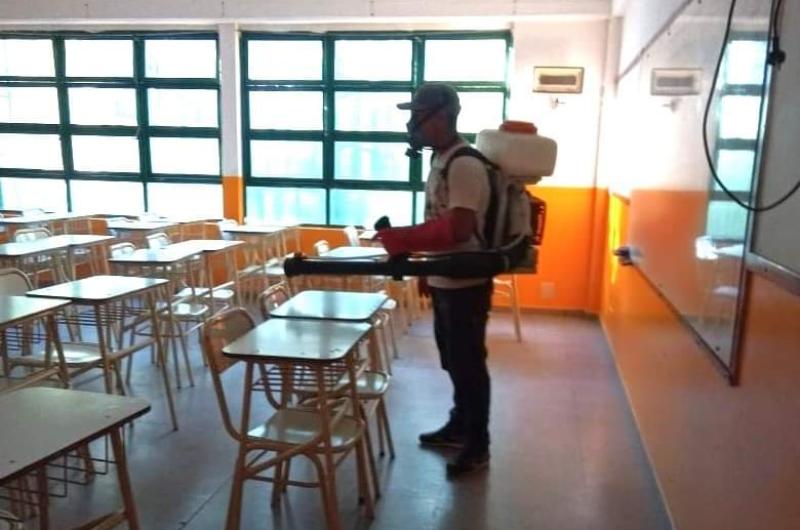 Se concretoacute el desmalezamiento y fumigacioacuten en ocho escuelas de Friacuteas