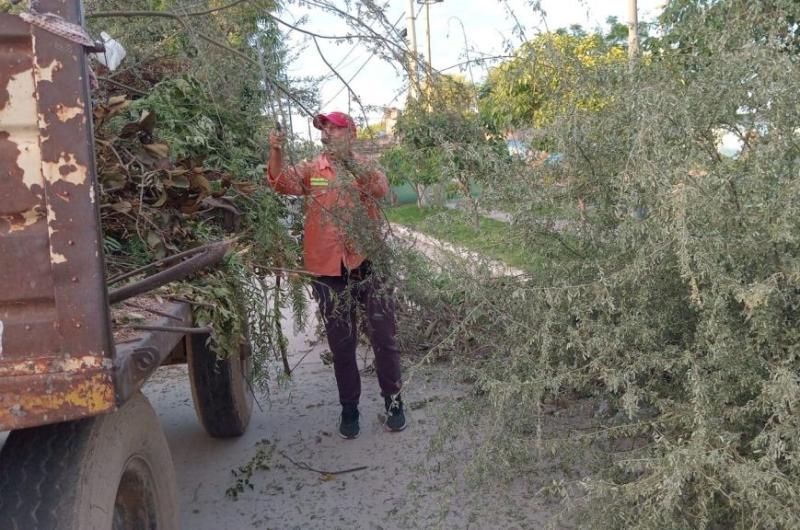 El municipio de La Banda realiza intensos operativos de limpieza y desmalezado en todos los barrios