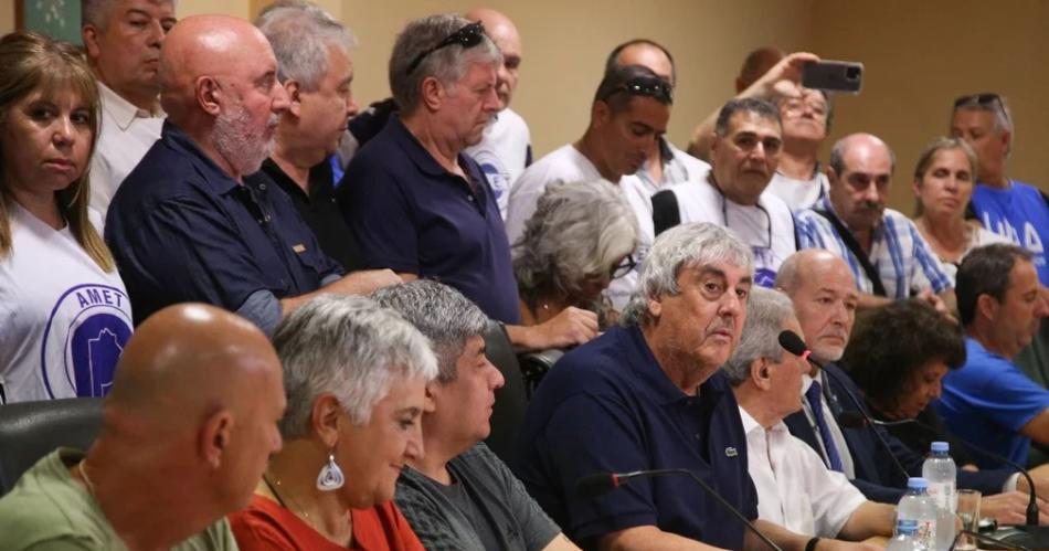 Los gremios docentes anunciaron un paro nacional para el lunes 4