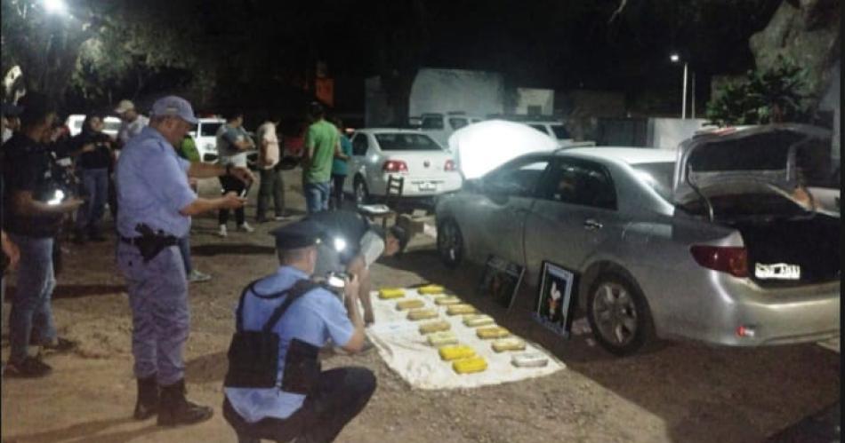 Secuestraron 14 kilos de cocaiacutena en el liacutemite de Santiago y hay 5 detenidos  
