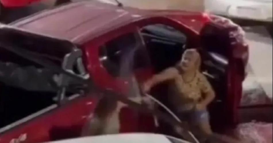 VIDEO  Terrible pelea entre mujeres al hacer fila en una estacioacuten de servicio