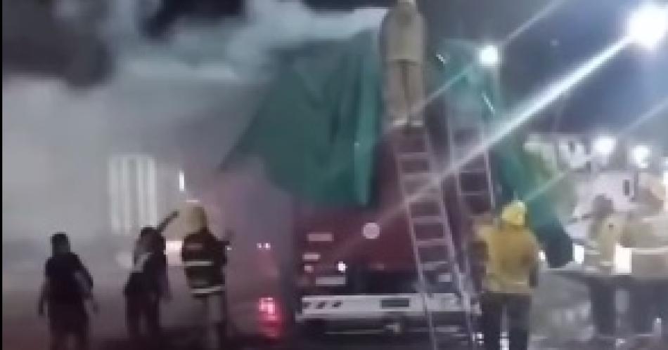 EN VIVO Asiacute se prendiacutea fuego un acoplado cargado con carboacuten en una estacioacuten bandentildea