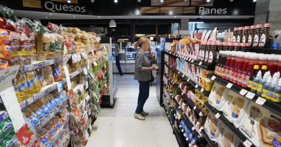 Caen las ventas y los argentinos se vuelcan a las marcas maacutes econoacutemicas