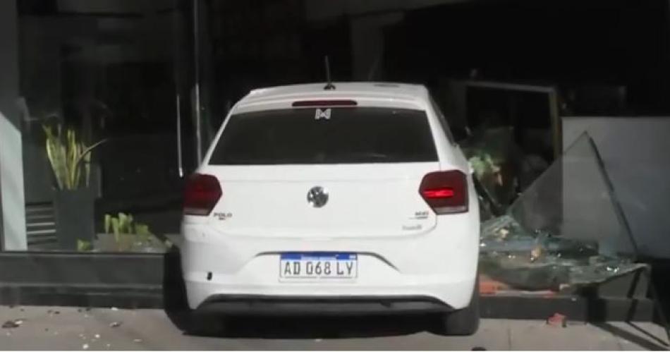 Un auto cruzoacute en rojo chocoacute a otro y se incrustoacute en una panaderiacutea- Nos arruino