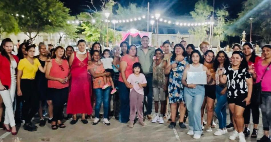 Emotivos homenajes a las mujeres en Colonia El Simbolar y en Garza