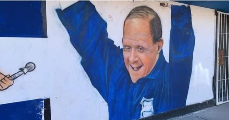 El emotivo homenaje de Estudiantes de Huaico Hondo a un hincha especial- Jorgito Arias