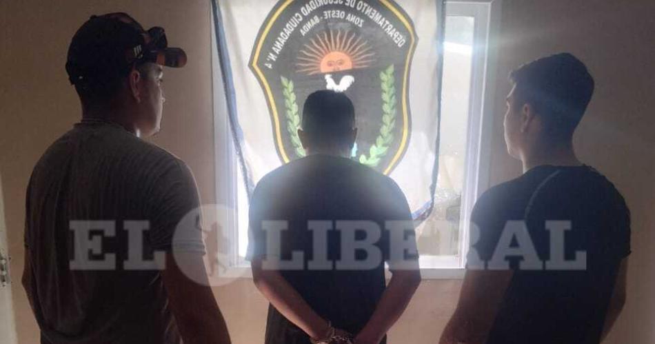 VIDEO En un descuido cliente le hurtoacute el celular a una vendedora y cayoacute preso