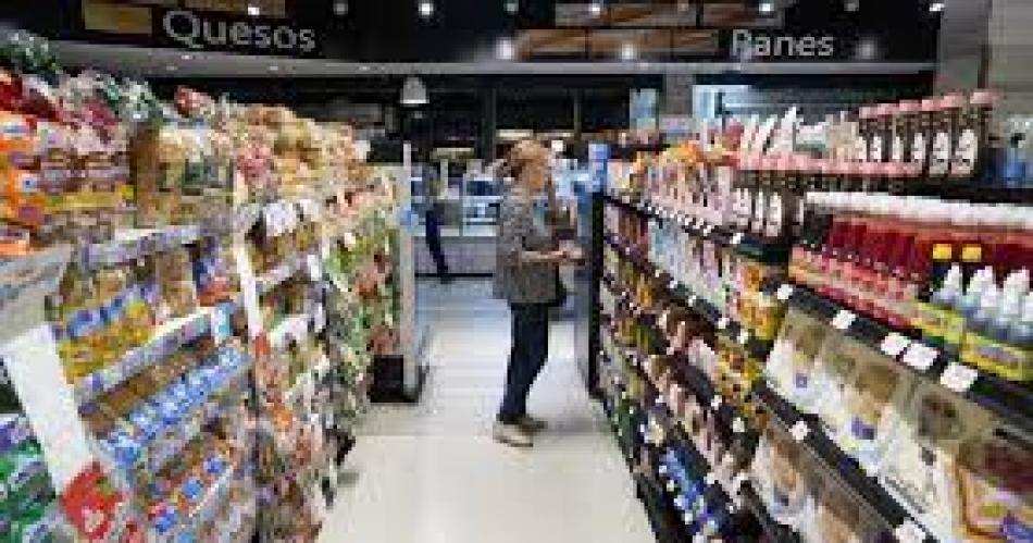 El 439-en-porciento- de lo que pagan los consumidores por alimentos son impuestos