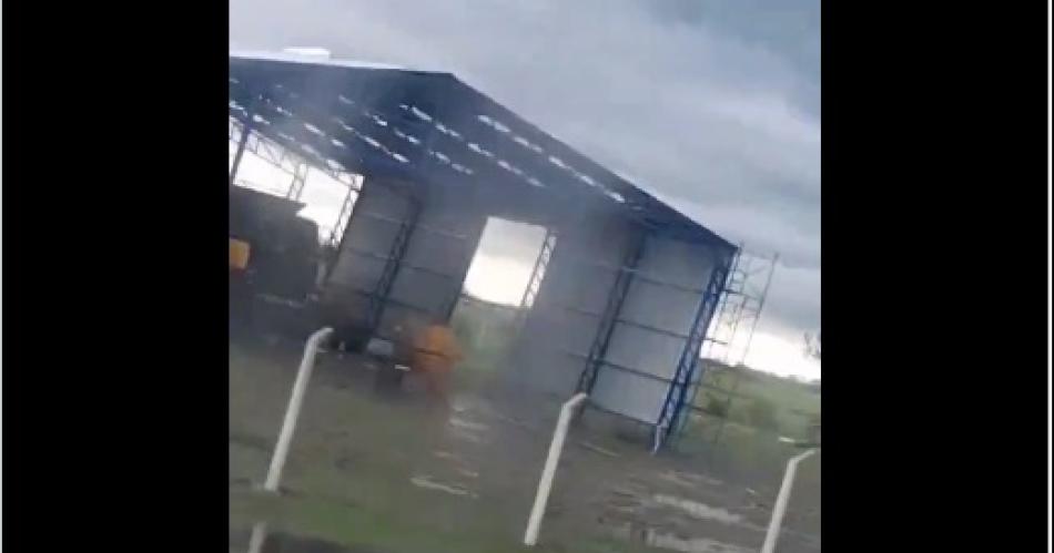 VIDEO  Impactante temporal con vientos de maacutes de 100 Kmh provocoacute destrozos en varias zonas