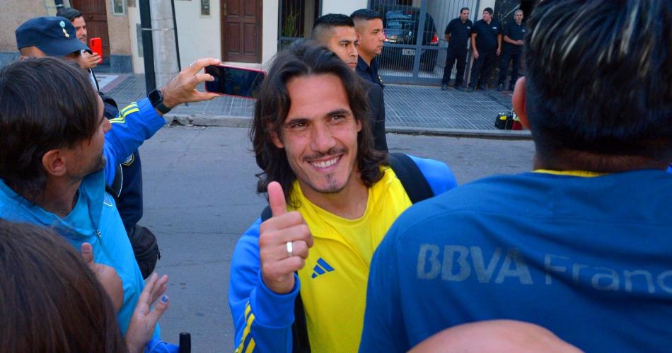FOTOS  Asiacute fue recibido Boca por los fanaacuteticos santiaguentildeos