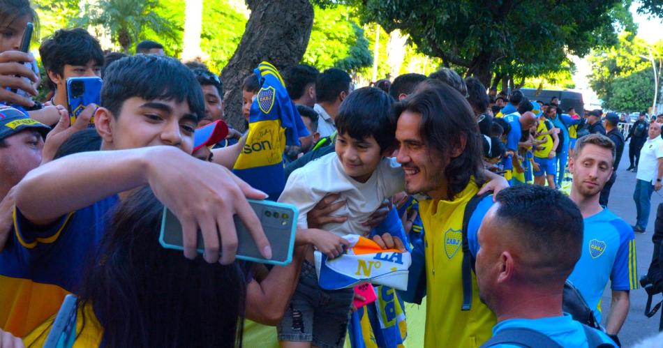 Boca llegoacute a Santiago del Estero y fue recibido por el calor de cientos de hinchas xeneizes
