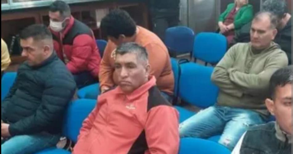 TRASLADO- El Cura Lastra (de campera centro) ya fue conducido a su domicilio en La Banda Estuvo detenido 46 años de los 6 de la condena