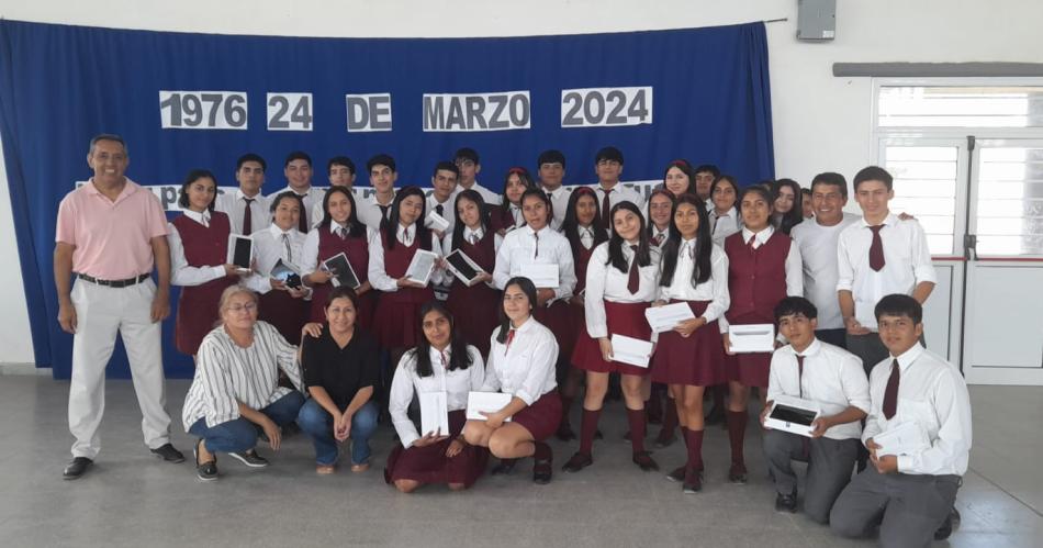 Alumnos del Colegio Repuacuteblica de Venezuela recibieron tablets