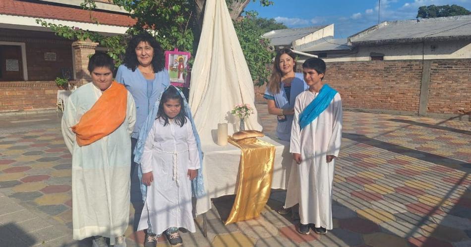 Emotivo viacutea crucis en el CAM Mariacutea Magdalena de Clodomira